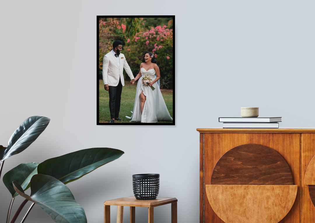 MOMNT+ Smart Poster Frame for Weddings